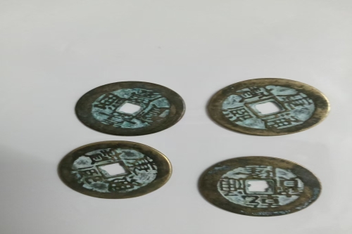 一位来自广西省桂林市的蒋老师，有一些藏品和很好的老物件，急需找到爱好的收藏家，有意者请联系我。目前藏友老师比较着急，只要您是真心诚意想要收藏，一切好商量。