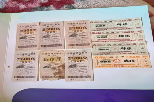 一位来自天津省的马老师，有一些藏品和老物件，急需出手，有意者联系，价格好商量。 