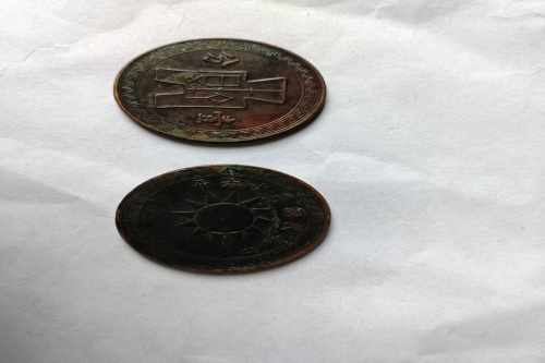 一位来自上海市的龚老师，有一些藏品和老物件，急需出手，有意者联系，价格好商量。，