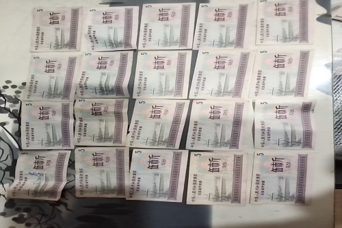 一位来自浙江省的黄老师，有一些藏品和很好的老物件，急需找到爱好的收藏家，有意者请联系我。目前藏友老师比较着急，只要您是真心诚意想要收藏，一切好商量。