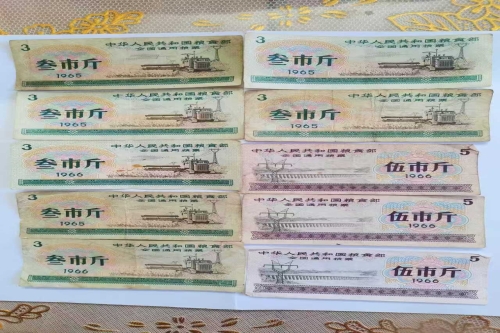 一位来自海南省海口市的林老师，有一些藏品和老物件，急需出手，有意者联系，价格好商量。