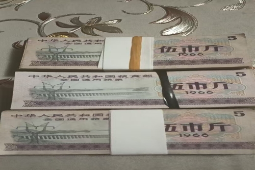 一位来自内蒙古呼和浩特市的夏老师，有一些藏品和老物件，急需出手，有意者联系，价格好商量。