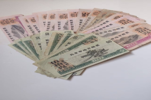 一位来自北京市大兴区的张老师，有一些藏品和很好的老物件，急需找到爱好的收藏家，有意者请联系我。目前藏友老师比较着急，只要您是真心诚意想要收藏，一切好商量。