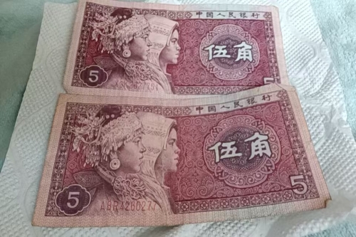 一位来自江苏省盐城市的沈老师，有一些藏品和老物件，急需出手，有有意者联系，价格好商量。