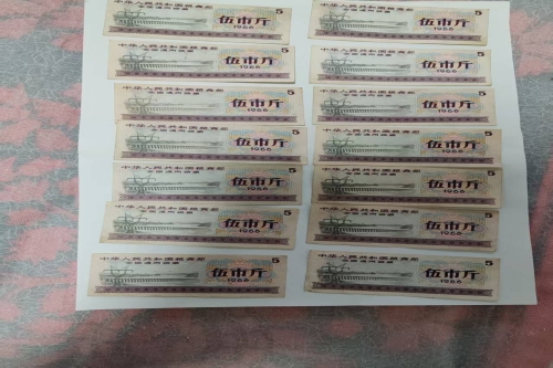 一位来住湖南省长沙市的朴师，有一些藏品和老物件，急需出手，有意者联系，价格好商量。