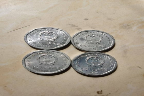 一位来自广东省广州市的彭老师，有一些藏品和老物件，急需出手，有意者联系，价格好商量。