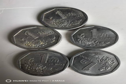 一位来自广西省百色市的罗老师，有一些藏品和很好的老物件，急需找到爱好的收藏家，有意者请联系我。目前藏友老师比较着急，只要您是真心诚意想要收藏，一切好商量。