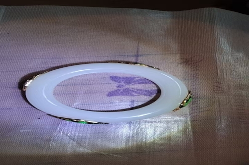 一位来自河北省邯郸市的赵老师，有一些藏品和很好的老物件，急需找到爱好的收藏家，有意者请联系我。目前藏友老师比较着急，只要您是真心诚意想要收藏，一切好商量。