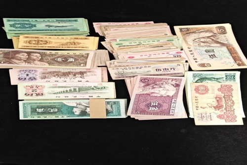 一位来自吉林省延边朝鲜族自治州的胡老师，有一些藏品和老物件，急需出手，有意者联系，价格好商量。