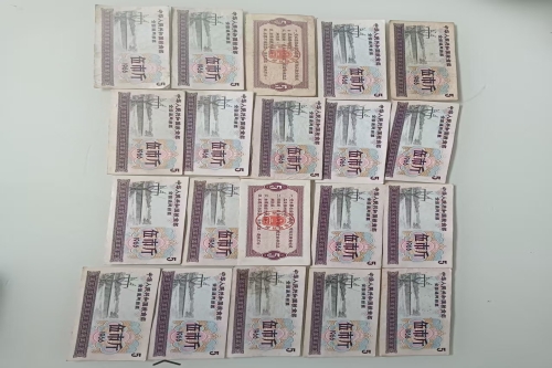 一位来自山东省渮泽市的杨老师，有一些藏品和很好的老物件，急需找到爱好的收藏家，有意者请联系我。目前藏友老师比较着急，只要您是真心诚意想要收藏，一切好商量。 