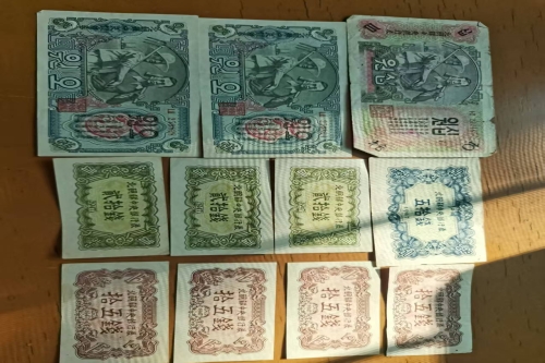 一位来自陕西省西安市的戴老师，有一些藏品和老物件，急需出手，有意者联系，价格好商量。