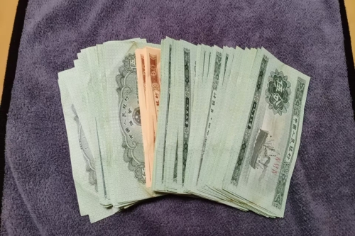 一位来住湖南省益阳市的晏老师，有一些藏品和老物件，急需出手，有意者联系，价格好商量。