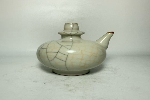 一位来自江苏省扬中市的施老师，有一些藏品和很好的老物件，急需找到爱好的收藏家，有意者请联系我。目前藏友老师比较着急，只要您是真心诚意想要收藏，一切好商量。