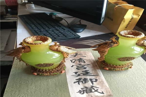 一位来自新疆乌鲁木齐的秦老师，有一些藏品和很好的老物件，急需找到爱好的收藏家，有意者请联系我。目前藏友老师比较着急，只要您是真心诚意想要收藏，一切好商量。