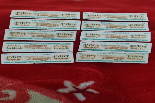 一位来自新疆阿拉尔市的罗老师，有一些藏品和很好的老物件，急需找到爱好的收藏家，有意者请联系我。目前藏友老师比较着急，只要您是真心诚意想要收藏，一切好商量。