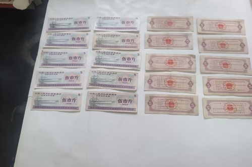 一位来自山西省太原市的叶老师，有一些藏品和很好的老物件，急需找到爱好的收藏家，有意者请联系我。目前藏友老师比较着急，只要您是真心诚意想要收藏，一切好商量。