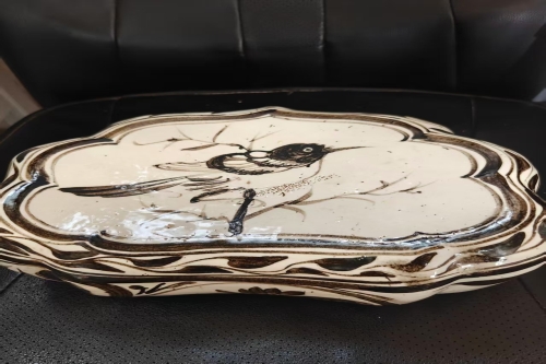 一位来自河南省三门峡市的秦老师，有一些藏品和很好的老物件，急需找到爱好的收藏家，有意者请联系我。目前藏友老师比较着急，只要您是真心诚意想要收藏，一切好商量。