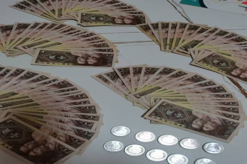 一位来自浙江省舟山市的严老师，有一些藏品和很好的老物件，急需找到爱好的收藏家，有意者请联系我。目前藏友老师比较着急，只要您是真心诚意想要收藏，一切好商量。