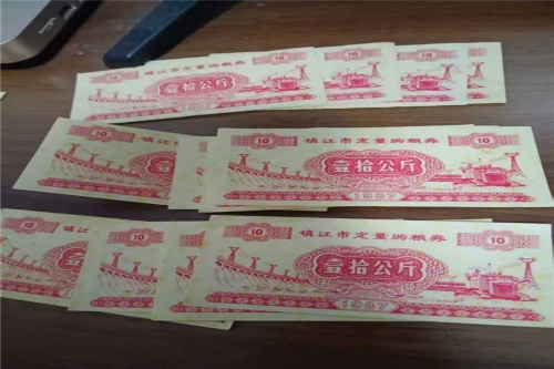 一位来自江苏省镇江市的王老师，有一些藏品和很好的老物件，急需找到爱好的收藏家，有意者请联系我。目前藏友老师比较着急，只要您是真心诚意想要收藏，一切好商量。