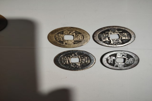 一位来自四川省宜宾市的王老师，有一些藏品和很好的老物件，急需找到爱好的收藏家，有意者请联系我。目前藏友老师比较着急，只要您是真心诚意想要收藏，一切好商量。