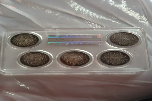 一位来自广东省佛山市的梁老师，有一些藏品和很好的老物件，急需找到爱好的收藏家，有意者请联系我。目前藏友老师比较着急，只要您是真心诚意想要收藏，一切好商量。