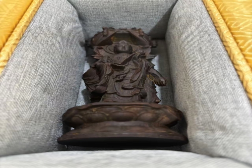 一位来自北京市朝阳区的杨老师，有一些藏品和很好的老物件，急需找到爱好的收藏家，有意者请联系我。目前藏友老师比较着急，只要您是真心诚意想要收藏，一切好商量。