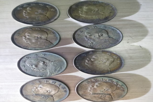 一位来自陕西省铜川市的杨老师，有一些藏品和很好的老物件，急需找到爱好的收藏家，有意者请联系我。目前藏友老师比较着急，只要您是真心诚意想要收藏，一切好商量。