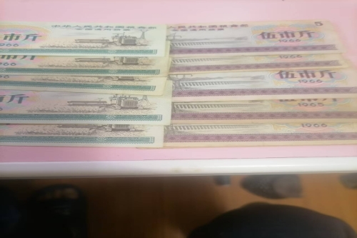 一位来住山西省太原市的马老师，有一些藏品和老物件，急需出手，有意者联系，价格好商量。