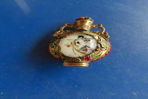 一位来自广东省湛江市的刘老师，有一些藏品和很好的老物件，急需找到爱好的收藏家，有意者请联系我。目前藏友老师比较着急，只要您是真心诚意想要收藏，一切好商量。