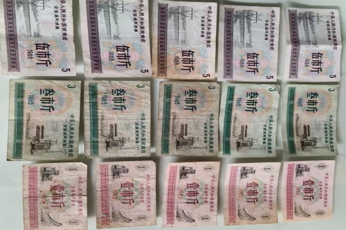 一位来住江苏省常州市的王老师，有一些藏品和老物件，急需出手，有意者联系，价格好商量。