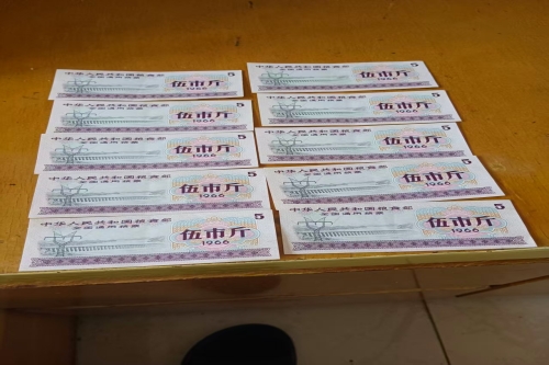 一位来自内蒙古的张老师，有一些藏品和老物件，急需出手，有意者联系，价格好商量。