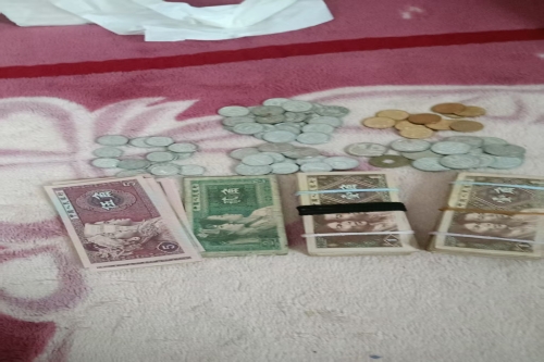 一位来自广西省河池市的卢老师，有一些藏品和很好的老物件，急需找到爱好的收藏家，有意者请联系我。目前藏友老师比较着急，只要您是真心诚意想要收藏，一切好商量。