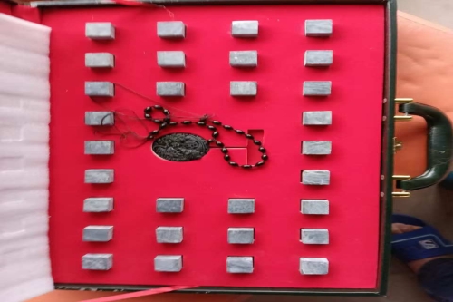 一位来自四川省成都市的刘老师，有一些藏品和很好的老物件，急需找到爱好的收藏家，有意者请联系我。目前藏友老师比较着急，只要您是真心诚意想要收藏，一切好商量。