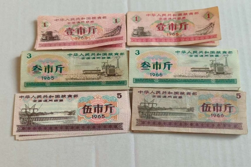 一位来自新疆的邵老师，有一些藏品和很好的老物件，急需找到爱好的收藏家，有意者请联系我。目前藏友老师比较着急，只要您是真心诚意想要收藏，一切好商量。