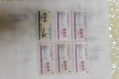 一位来自重庆市渝北区的吴老师，有一些藏品和很好的老物件，急需找到爱好的收藏家，有意者请联系我。目前藏友老师比较着急，只要您是真心诚意想要收藏，一切好商量。