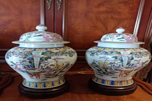 一位来江苏省无锡市的张老师，有一些藏品和老物件，急需出手，有意者联系，价格好商量。