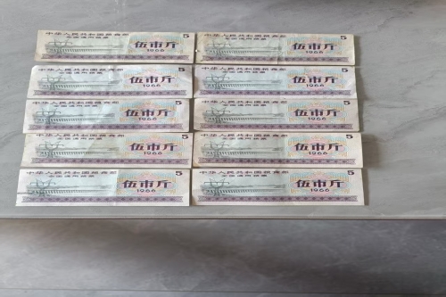 一位来自浙江省的王老师，有一些藏品和很好的老物件，急需找到爱好的收藏家，有意者请联系我。目前藏友老师比较着急，只要您是真心诚意想要收藏，一切好商量。