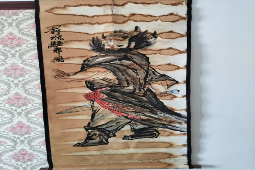 一位来自四川省的彭老师，有一些藏品和老物件，急需出手，有意者联系，价格好商量。