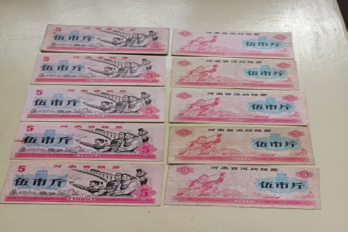 一位来自河南省三门峡市的李老师，有一些藏品和老物件，急需出手，有意者联系，价格好商量。