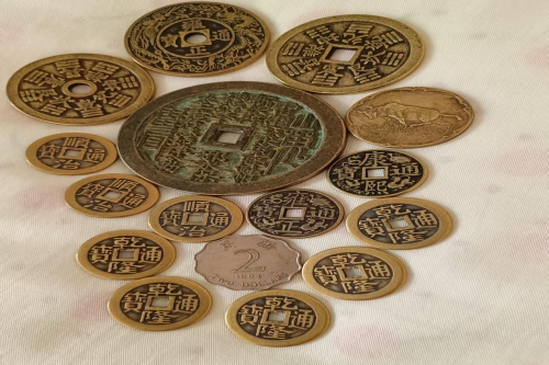 一位来自新疆的郭老师，有一些藏品和老物件，急需出手，有意者联系，价格好商量。。