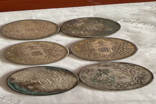 一位来自上海徐汇区的汪老师，有一些藏品和老物件，急需出手，有意者联系，价格好商量。