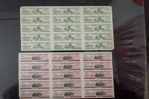 一位来住上海市闵行区的倪老师，有一些藏品和老物件，急需出手，有意者联系，价格好商量。