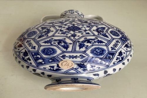 一位来自江苏省苏州市的胡老师，有一些藏品和老物件，急需出手，有意者联系，价格好商量。