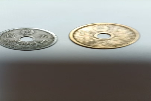 一位来自辽宁省大连市的李老师，有一些藏品和很好的老物件，急需找到爱好的收藏家，有意者请联系我。目前藏友老师比较着急，只要您是真心诚意想要收藏，一切好商量。