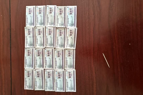 一位来自青海省海东市的马老师，有一些藏品和老物件，急需出手，有意者联系，价格好商量。