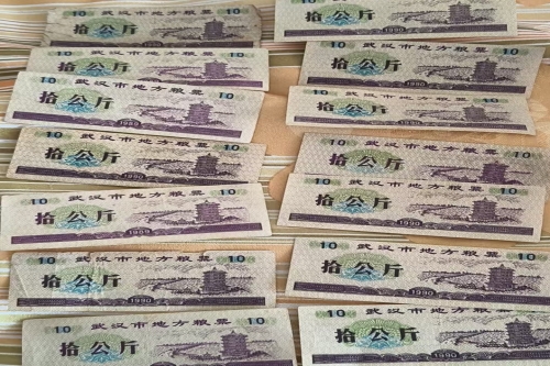 一位来住湖北省武汉市的宁老师，有一些藏品和老物件，急需出手，有意者联系，价格好商量。