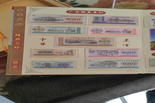 一位来自北京市的邓老师，有一些藏品和老物件，急需出手，有意者联系，价格好商量。