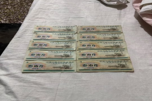 一位来自北京市朝阳区的杨老师，有一些藏品和很好的老物件，急需找到爱好的收藏家，有意者请联系我。目前藏友老师比较着急，只要您是真心诚意想要收藏，一切好商量。