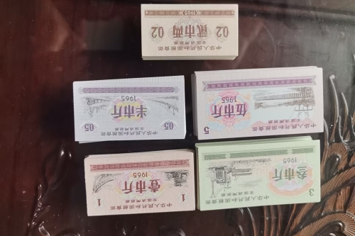 一位来自浙江温州的张老师，有一些藏品和很好的老物件，急需找到爱好的收藏家，有意者请联系我。目前藏友老师比较着急，只要您是真心诚意想要收藏，一切好商量。