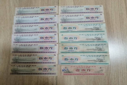 一位来自湖北省宜昌市的段老师，有一些藏品和很好的老物件，急需找到爱好的收藏家，有意者请联系我。目前藏友老师比较着急，只要您是真心诚意想要收藏，一切好商量。